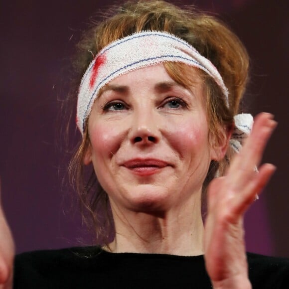 La membre du jury Fiction Julie Depardieu est arrivée avec un faux bandage avec du faux sang pour mettre en scène de fausses disputes pendant les délibérations - Clôture du 20ème anniversaire du Festival des Créations Télévisuelles de Luchon, France, le 10 février 2018. © Patrick Bernard/Bestimage