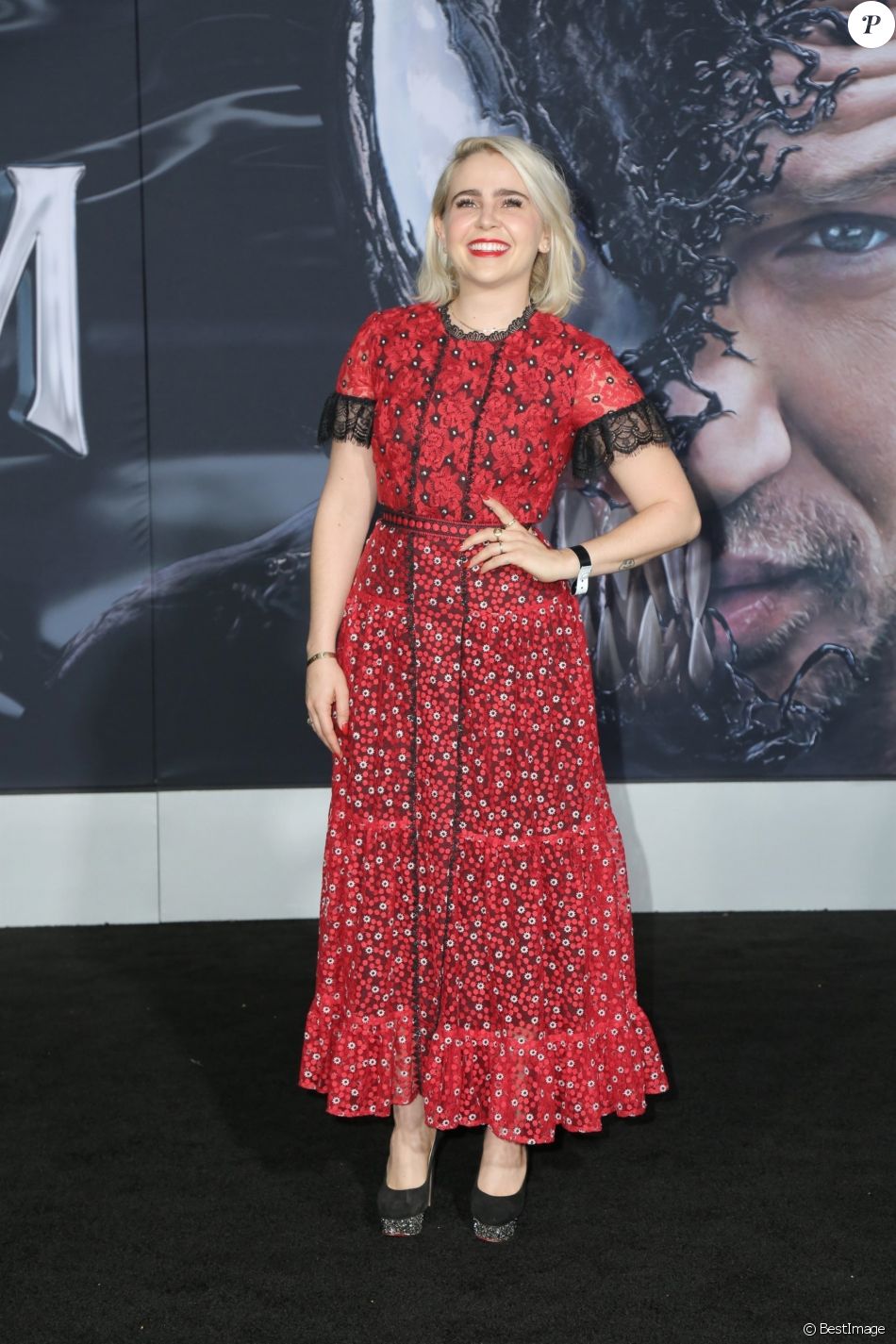 Mae Whitman à la première de Venom au théâtre Regency Village à