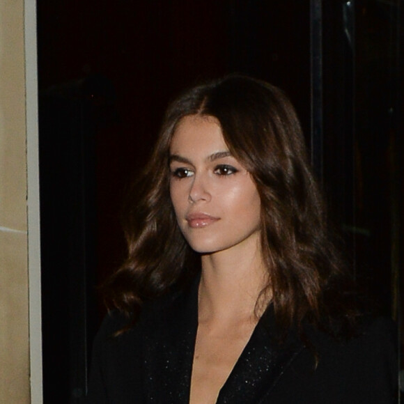 Kaia Gerber quitte le Royal Monceau à Paris. Le 2 octobre 2018.