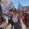 Emily Ratajkowski manifeste à Washington. Octobre 2018.