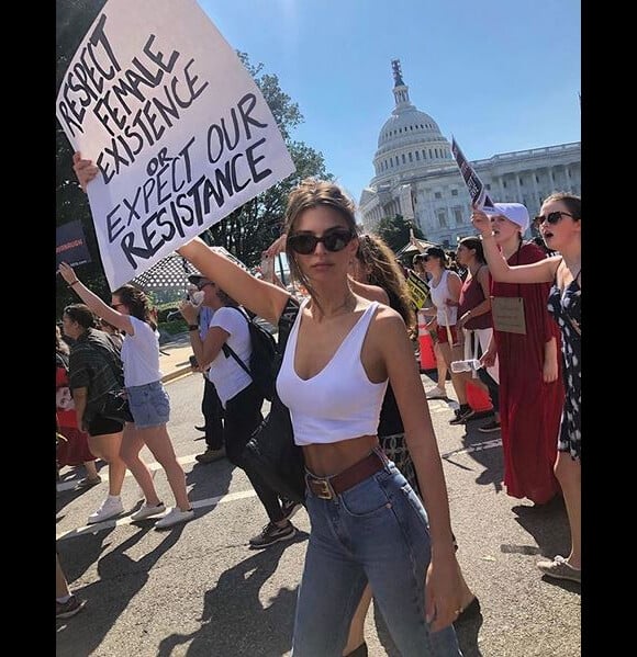 Emily Ratajkowski manifeste à Washington. Octobre 2018.