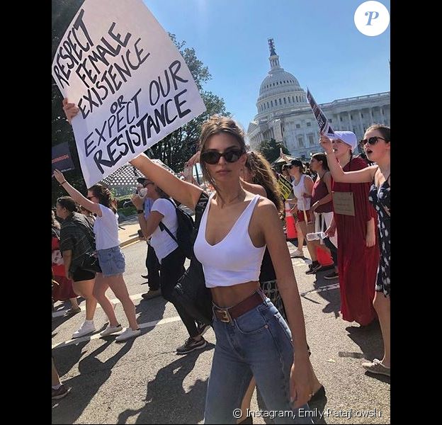 Emily Ratajkowski manifeste à Washington. Octobre 2018.