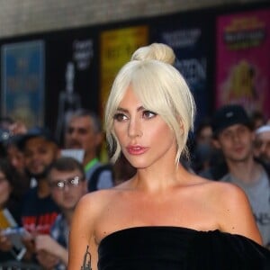 Lady Gaga arrive sur le plateau de l'émission "The Late Show With Steven Colbert" à New York, le 4 octobre 2018.  Lady Gaga looks beautiful in blue as she stops by The Late Show with Stephen Colbert to promote her new movie "A Star Is Born." Gaga looks great as she briefly poses for pictures outside the studio. October 4th, 2018.04/10/2018 - New York