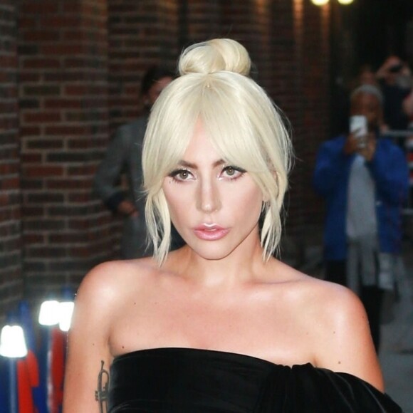 Lady Gaga quitte le plateau de l'émission "The Late Show With Steven Colbert" à New York, le 4 octobre 2018.  Lady Gaga looks beautiful in blue as she leaves The Late Show with Stephen Colbert after promoting her new movie "A Star Is Born." Gaga looks great as she briefly poses for pictures outside the studio. New York, October 4th, 2018.04/10/2018 - New York