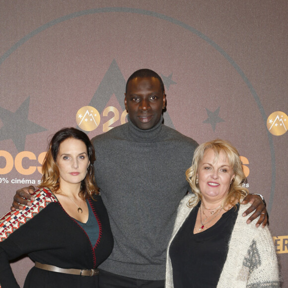 Association Cé Ke Du Bonheur avec Omar Sy le Président du jury, sa femme Hélène et Valérie Damidot lors de la soirée d'ouverture du 20ème Festival du film de comédie à l'Alpe d'Huez, France, le 17 janvier 2017. © Christophe Aubert via Bestimage