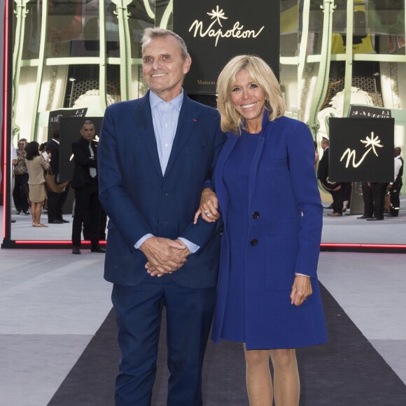 Jean-Charles de Castelbajac, la première dame Brigitte Macron - La première dame Brigitte Macron visite la 30ème Biennale de Paris au Grand Palais le 10 septembre 2018. © Julio Piatti / Biennale Paris 2018 via Bestimage