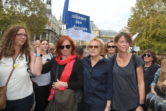 Eva Darlan, Muriel Robin et sa compagne Anne Le Nen - Grand rassemblement contre les violences faites aux femmes à l'appel de Muriel Robin au Palais de Justice de Paris, le samedi 6 octobre 2018. © Coadic Guirec / Bestimage