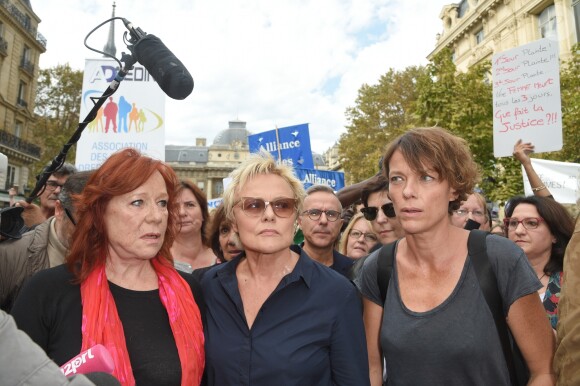 Eva Darlan, Muriel Robin et sa compagne Anne Le Nen - Grand rassemblement contre les violences faites aux femmes à l'appel de Muriel Robin au Palais de Justice de Paris, le samedi 6 octobre 2018. © Coadic Guirec / Bestimage