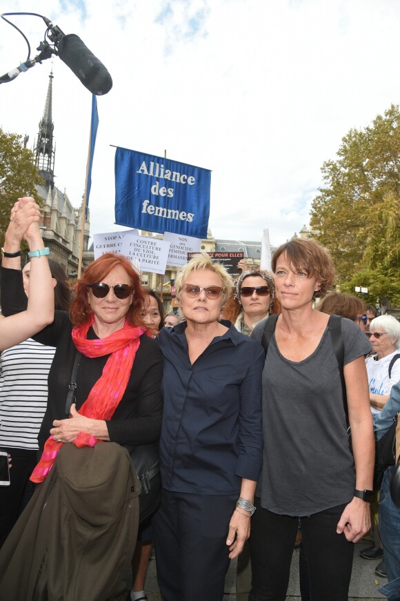 Eva Darlan, Muriel Robin et sa compagne Anne Le Nen - Grand rassemblement contre les violences faites aux femmes à l'appel de Muriel Robin au Palais de Justice de Paris, le samedi 6 octobre 2018. © Coadic Guirec / Bestimage