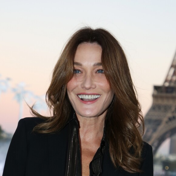 Carla Bruni-Sarkozy au défilé de mode "Saint-Laurent" prêt-à-porter printemps-été 2019 au Trocadero devant la Tour Eiffel à Paris le 25 septembre 2018 © Denis Guignebourg/Bestimage