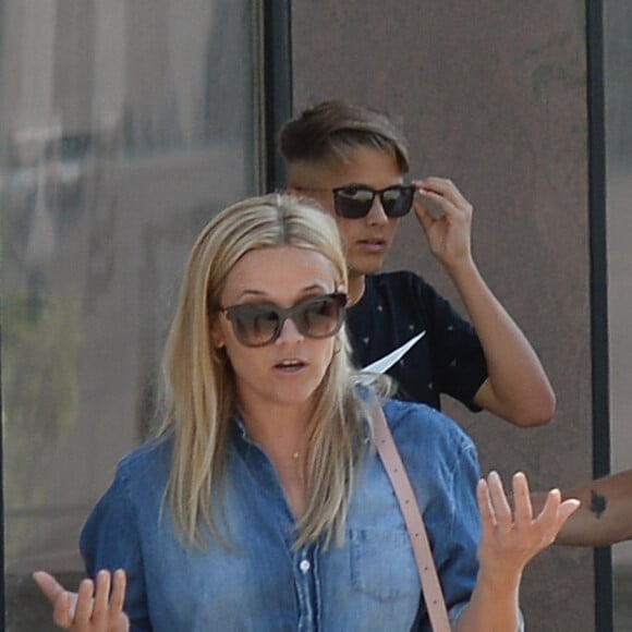 Exclusif - Reese Witherspoon se promène avec son ex mari Ryan Philippe et leur fils Deacon à Los Angeles le 19 juillet 2018