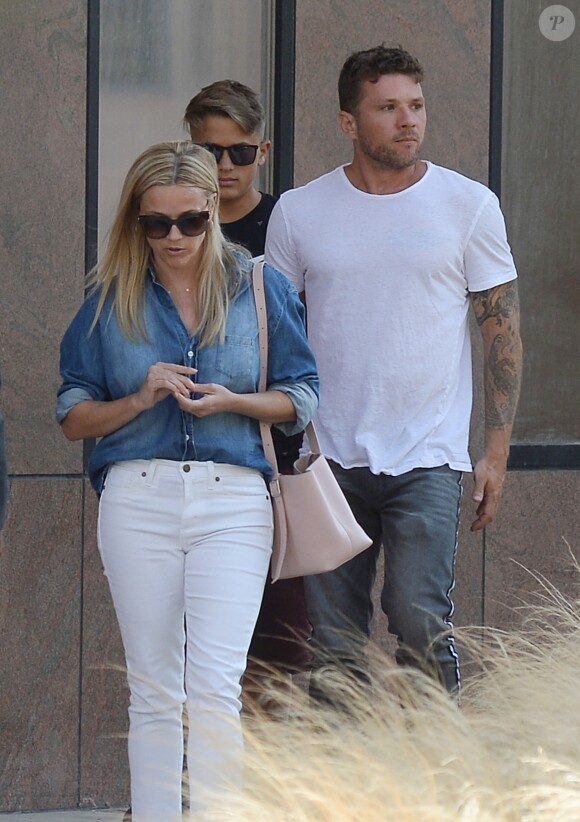 Exclusif - Reese Witherspoon se promène avec son ex mari Ryan Philippe et leur fils Deacon à Los Angeles le 19 juillet 2018