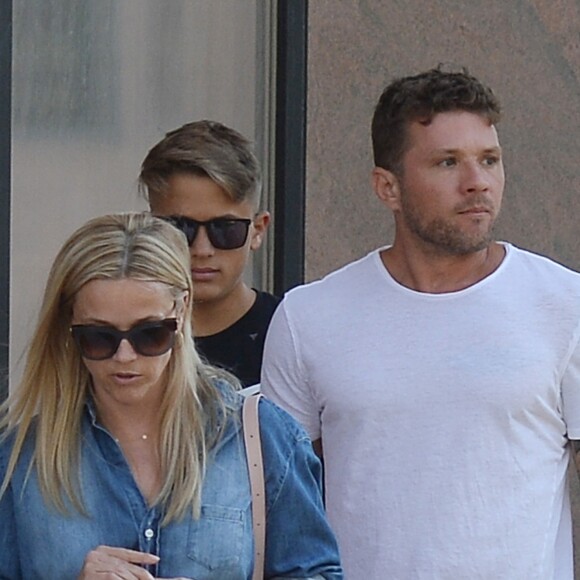 Exclusif - Reese Witherspoon se promène avec son ex mari Ryan Philippe et leur fils Deacon à Los Angeles le 19 juillet 2018