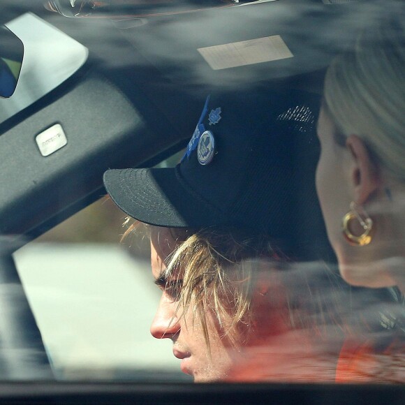 Justin Bieber et Hailey Baldwin en voiture dans les rues de Los Angeles. Justin semble très affecté par les problèmes de santé de son ex Selena Gomez. Selena a été victime d'un nouvel épisode d'anxiété après avoir appris par ses médecins que son taux de globules blancs avait baissé dans les dernières semaines, probablement en raison de sa transplantation rénale. Opérée fin septembre, Selena Gomez n'a pas connu l'évolution favorable attendue par son traitement. Elle serait désormais soignée dans un hôpital psychiatrique de la côte est où elle suivrait une thérapie comportementale pour soigner ce qui ressemble à un état dépressif. Le 11 octobre 2018