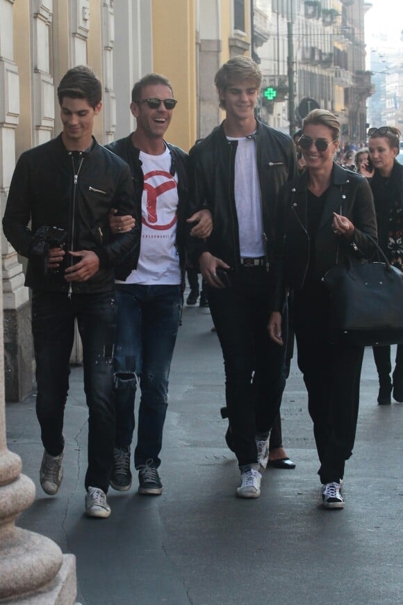 Rocco Siffredi se promène en famille et fait du shopping avec sa femme Rosa et ses fils Lorenzo et Leonardo à Milan le 13 octobre 2018.