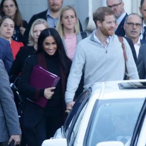 Le prince Harry, duc de Sussex, et Meghan Markle, duchesse de Sussex (enceinte) arrivent à l'aéroport de Sydney dans le cadre de leur tournée dans le Pacifique, le 15 octobre 2018, avant le début des Invictus Games.