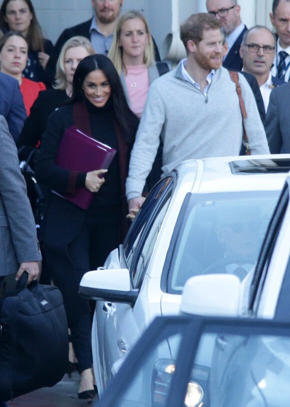 Le prince Harry, duc de Sussex, et Meghan Markle, duchesse de Sussex (enceinte) arrivent à l'aéroport de Sydney dans le cadre de leur tournée dans le Pacifique, le 15 octobre 2018, avant le début des Invictus Games.
