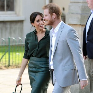 Le prince Harry et Meghan Markle sont accueillis par des enfants lors de leur visite au Brighton Pavilion à Brighton le 3 octobre 2018.