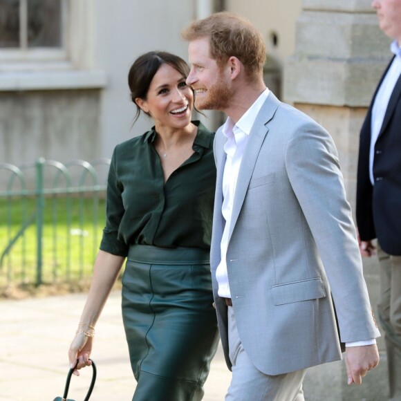 Le prince Harry et Meghan Markle sont accueillis par des enfants lors de leur visite au Brighton Pavilion à Brighton le 3 octobre 2018.
