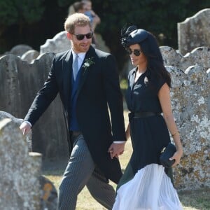 Le prince Harry, duc de Sussex, et Meghan Markle, duchesse de Sussex, au mariage de Charlie Van Straubanzee et Daisy Jenkins en l'église Saint-Marie-La-Vierge à Frensham, le 4 août 2018.