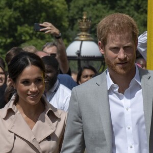 Le prince Harry, duc de Sussex et Meghan Markle, duchesse de Sussex lors de leur visite de l'exposition commémorative de la naissance de Nelson Mandela au centre Southbank à Londres le 17 juillet 2018.