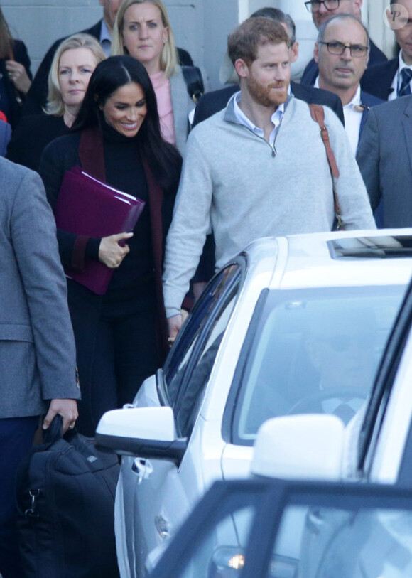 Le prince Harry, duc de Sussex, et Meghan Markle, duchesse de Sussex (enceinte) arrivent à l'aéroport de Sydney dans le cadre de leur tournée dans le Pacifique, le 15 octobre 2018, avant le début des Invictus Games.