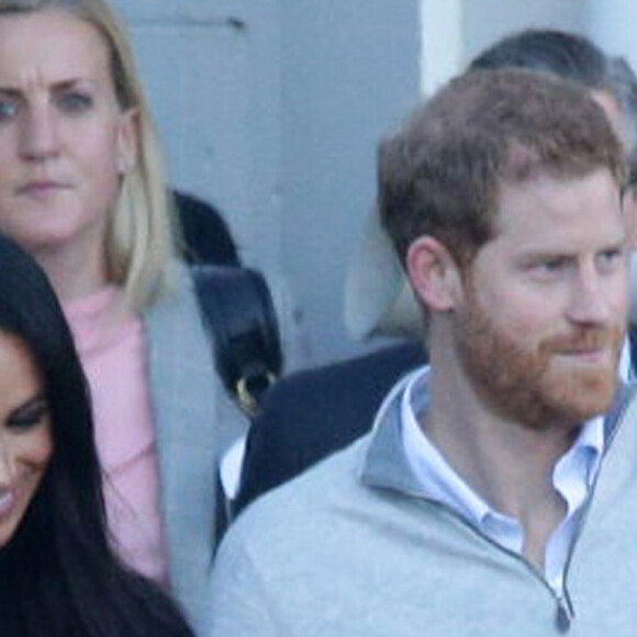 Le prince Harry, duc de Sussex, et Meghan Markle, duchesse de Sussex (enceinte) arrivent à l'aéroport de Sydney dans le cadre de leur tournée dans le Pacifique, le 15 octobre 2018, avant le début des Invictus Games.