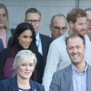 Le prince Harry, duc de Sussex, et Meghan Markle, duchesse de Sussex (enceinte) arrivent à l'aéroport de Sydney, escortés par la police, dans le cadre de leur tournée dans le Pacifique, le 15 octobre 2018, avant le début des Invictus Games.