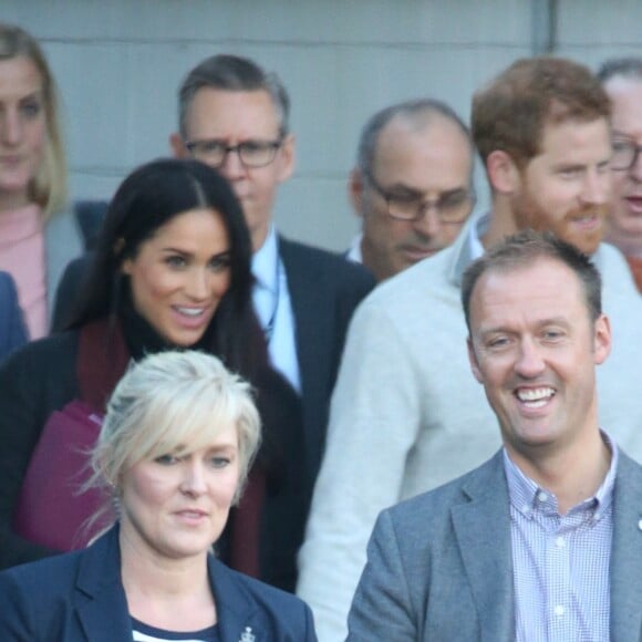 Le prince Harry, duc de Sussex, et Meghan Markle, duchesse de Sussex (enceinte) arrivent à l'aéroport de Sydney, escortés par la police, dans le cadre de leur tournée dans le Pacifique, le 15 octobre 2018, avant le début des Invictus Games.