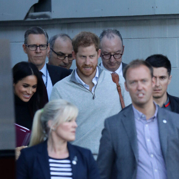 Le prince Harry, duc de Sussex, et Meghan Markle, duchesse de Sussex (enceinte) arrivent à l'aéroport de Sydney dans le cadre de leur tournée dans le Pacifique, le 15 octobre 2018, avant le début des Invictus Games.