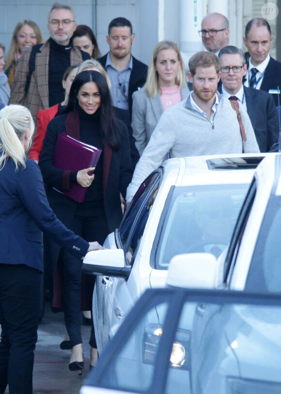 Le prince Harry, duc de Sussex, et Meghan Markle, duchesse de Sussex (enceinte) arrivent à l'aéroport de Sydney dans le cadre de leur tournée dans le Pacifique, le 15 octobre 2018, avant le début des Invictus Games.