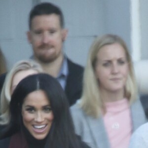 Le prince Harry, duc de Sussex, et Meghan Markle, duchesse de Sussex (enceinte) arrivent à l'aéroport de Sydney, escortés par la police, dans le cadre de leur tournée dans le Pacifique, le 15 octobre 2018, avant le début des Invictus Games.