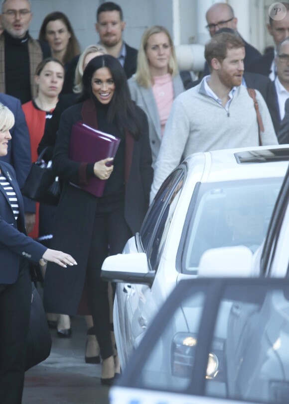 Le prince Harry, duc de Sussex, et Meghan Markle, duchesse de Sussex (enceinte) arrivent à l'aéroport de Sydney, escortés par la police, dans le cadre de leur tournée dans le Pacifique, le 15 octobre 2018, avant le début des Invictus Games.