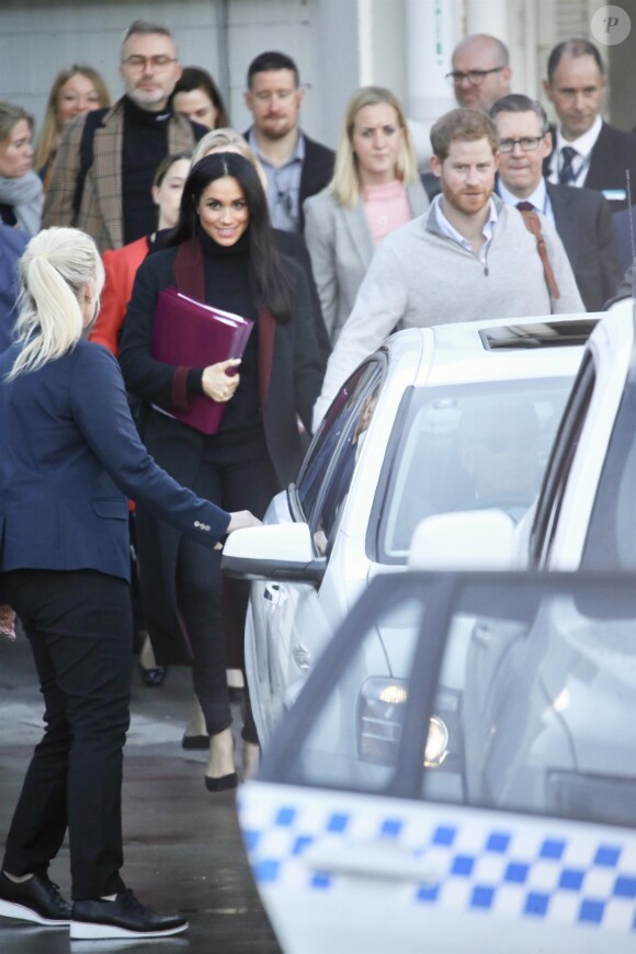 Le prince Harry, duc de Sussex, et Meghan Markle, duchesse de Sussex (enceinte) arrivent à l'aéroport de Sydney, escortés par la police, dans le cadre de leur tournée dans le Pacifique, le 15 octobre 2018, avant le début des Invictus Games.