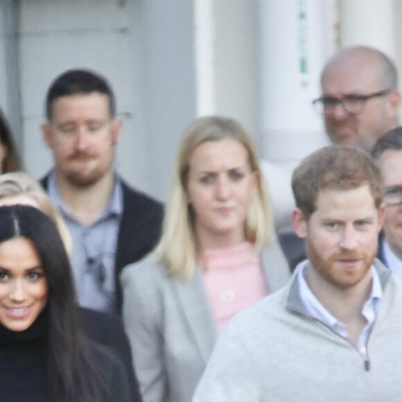 Le prince Harry, duc de Sussex, et Meghan Markle, duchesse de Sussex (enceinte) arrivent à l'aéroport de Sydney, escortés par la police, dans le cadre de leur tournée dans le Pacifique, le 15 octobre 2018, avant le début des Invictus Games.