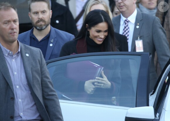 Le prince Harry, duc de Sussex, et Meghan Markle, duchesse de Sussex (enceinte) arrivent à l'aéroport de Sydney, escortés par la police, dans le cadre de leur tournée dans le Pacifique, le 15 octobre 2018, avant le début des Invictus Games.