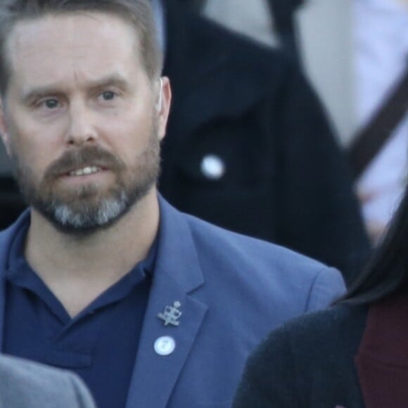 Le prince Harry, duc de Sussex, et Meghan Markle, duchesse de Sussex (enceinte) arrivent à l'aéroport de Sydney, escortés par la police, dans le cadre de leur tournée dans le Pacifique, le 15 octobre 2018, avant le début des Invictus Games.