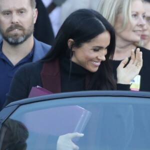 Le prince Harry, duc de Sussex, et Meghan Markle, duchesse de Sussex (enceinte) arrivent à l'aéroport de Sydney, escortés par la police, dans le cadre de leur tournée dans le Pacifique, le 15 octobre 2018, avant le début des Invictus Games.