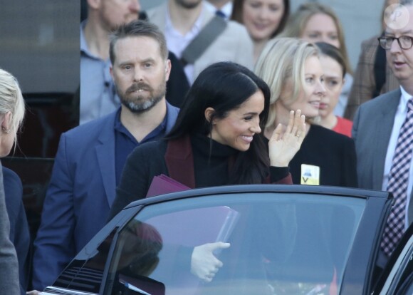 Le prince Harry, duc de Sussex, et Meghan Markle, duchesse de Sussex (enceinte) arrivent à l'aéroport de Sydney, escortés par la police, dans le cadre de leur tournée dans le Pacifique, le 15 octobre 2018, avant le début des Invictus Games.