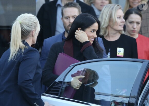 Le prince Harry, duc de Sussex, et Meghan Markle, duchesse de Sussex (enceinte) arrivent à l'aéroport de Sydney, escortés par la police, dans le cadre de leur tournée dans le Pacifique, le 15 octobre 2018, avant le début des Invictus Games.