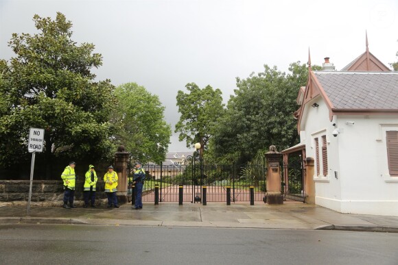 Illustration de la police et de la sécurité devant la "Admiralty House" (la résidence officielle du gouverneur général de l'Australie à Sydney) où le prince Harry, duc de Sussex et sa femme Meghan Markle, duchesse de Sussex (enceinte) vont séjourner lors de leur visite en Australie, le 15 octobre 2018.