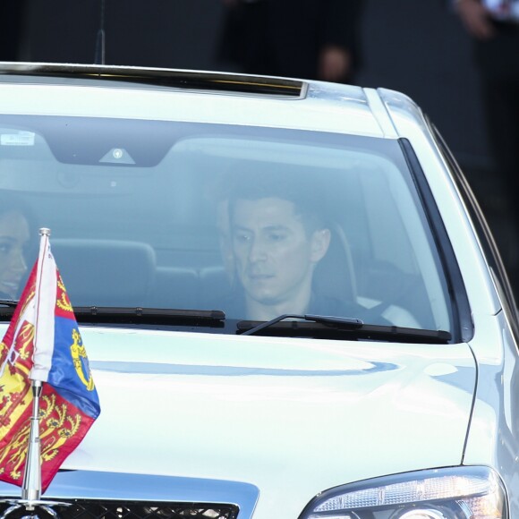 Meghan Markle et le prince Harry lors de leur arrivée à l'aéroport de Sydney, Australie, le 15 octobre 2018.