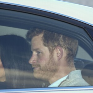 Meghan Markle et le prince Harry lors de leur arrivée à l'aéroport de Sydney, Australie, le 15 octobre 2018.