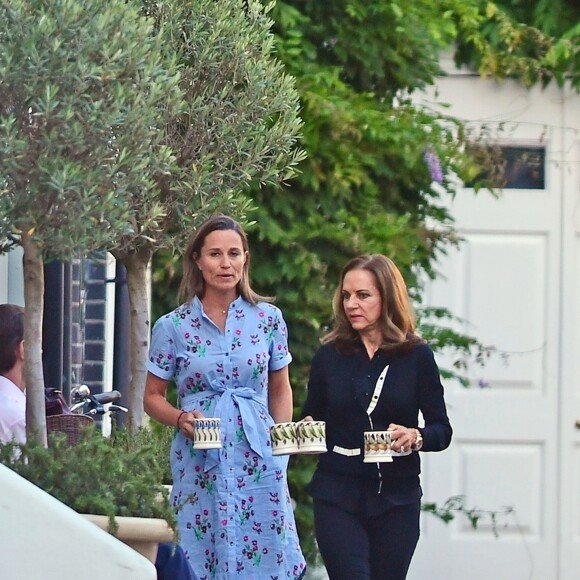 Exclusif - Pippa Middleton, enceinte a été aperçue avec son mari James Matthews, et son beau-père David Matthews, accusé du viol d'une mineure en France. James et David étaient en pleine conversation père/fils avant d’être rejoints par Pippa et Jane pour le thé. À Londres, le 9 aout 2018.