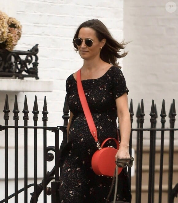 Exclusif - Pippa Middleton, enceinte, promène ses chiens dans les rues de Chelsea à Londres. Pippa tient un sac plein d'excréments de chien dans la main et à en juger par son expression, elle ne semble pas ravie. Le 19 juillet 2018.