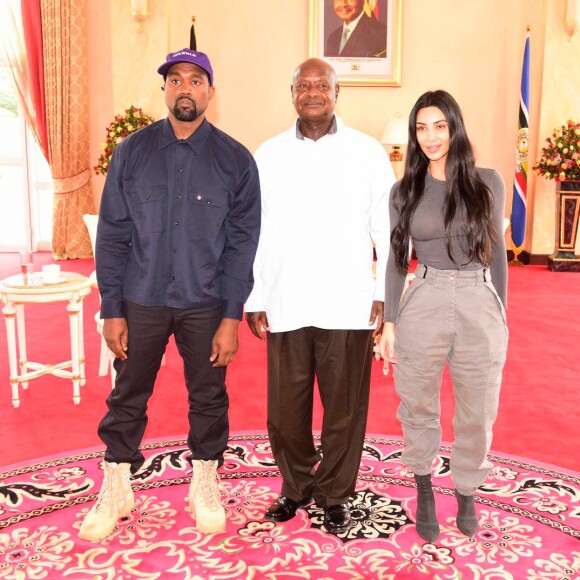 Kim Kardashian, Kanye West et le président de l'Ouganda, Yoweri Museveni au palais présidentiel à Entebbe. Le 15 octobre 2018.