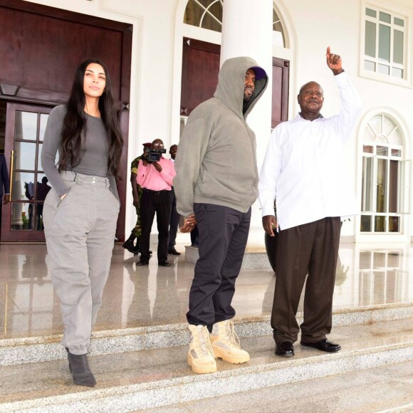 Kim Kardashian, Kanye West et le président de l'Ouganda, Yoweri Museveni au palais présidentiel à Entebbe. Le 15 octobre 2018.