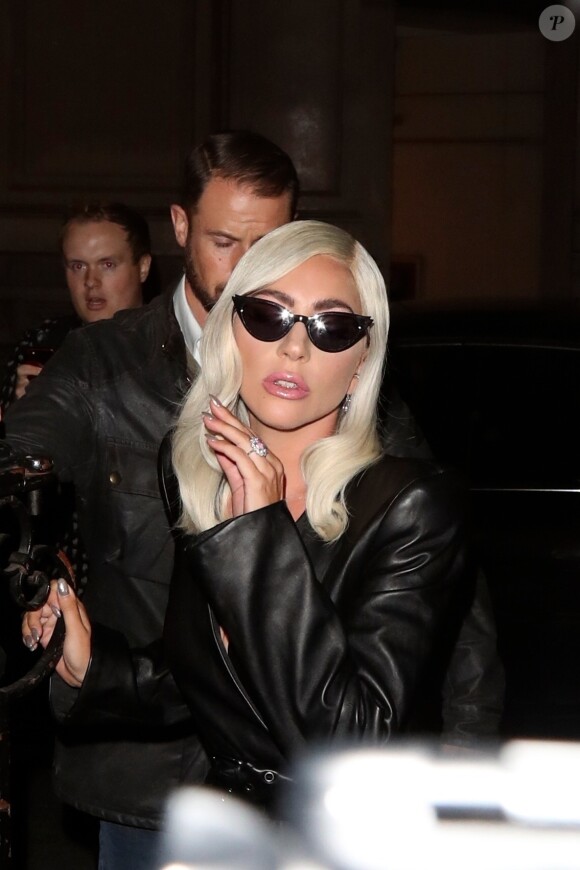 Lady Gaga, très légèrement vêtue, et son compagnon Christian Carino se rendent dans le pub "The Grenadier" à Londres, le 26 septembre 2018.