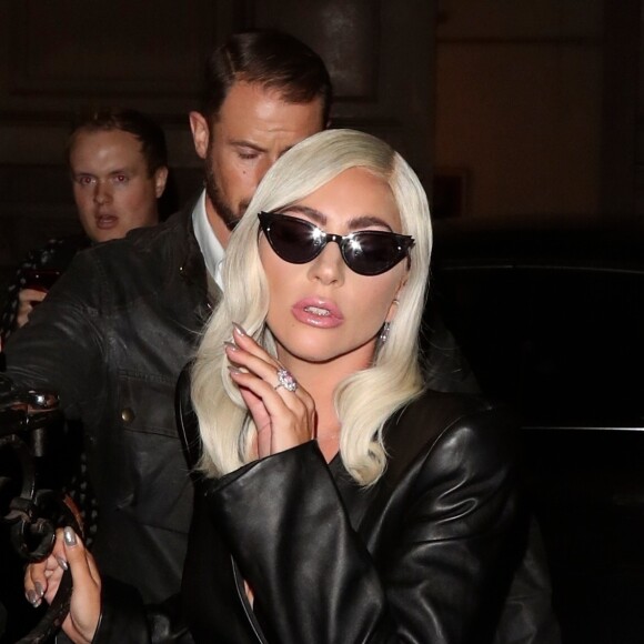 Lady Gaga, très légèrement vêtue, et son compagnon Christian Carino se rendent dans le pub "The Grenadier" à Londres, le 26 septembre 2018.