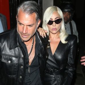 Lady Gaga, très légèrement vêtue, et son compagnon Christian Carino se rendent dans le pub "The Grenadier" à Londres, le 26 septembre 2018.